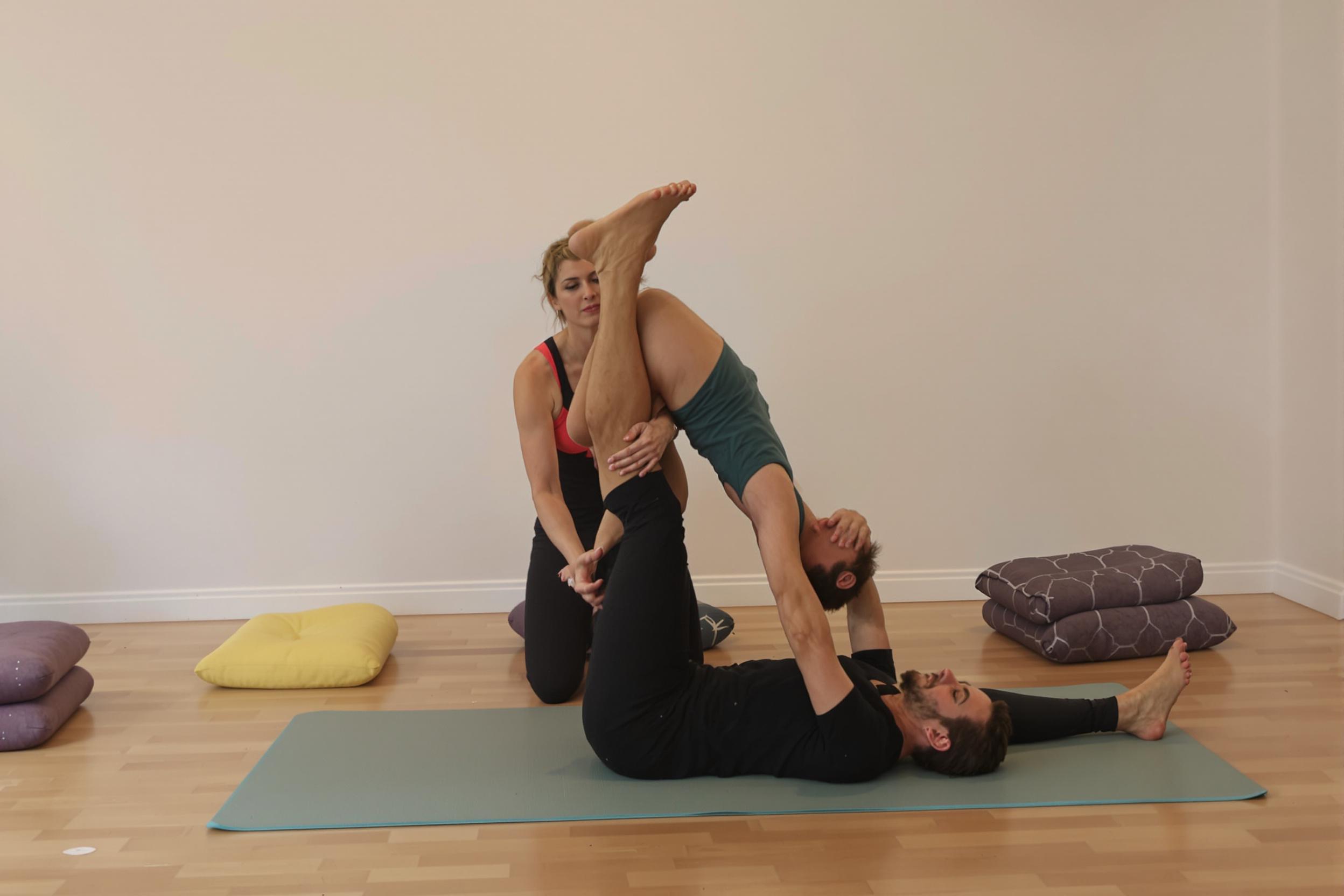 Posture d'acroyoga supervisée
