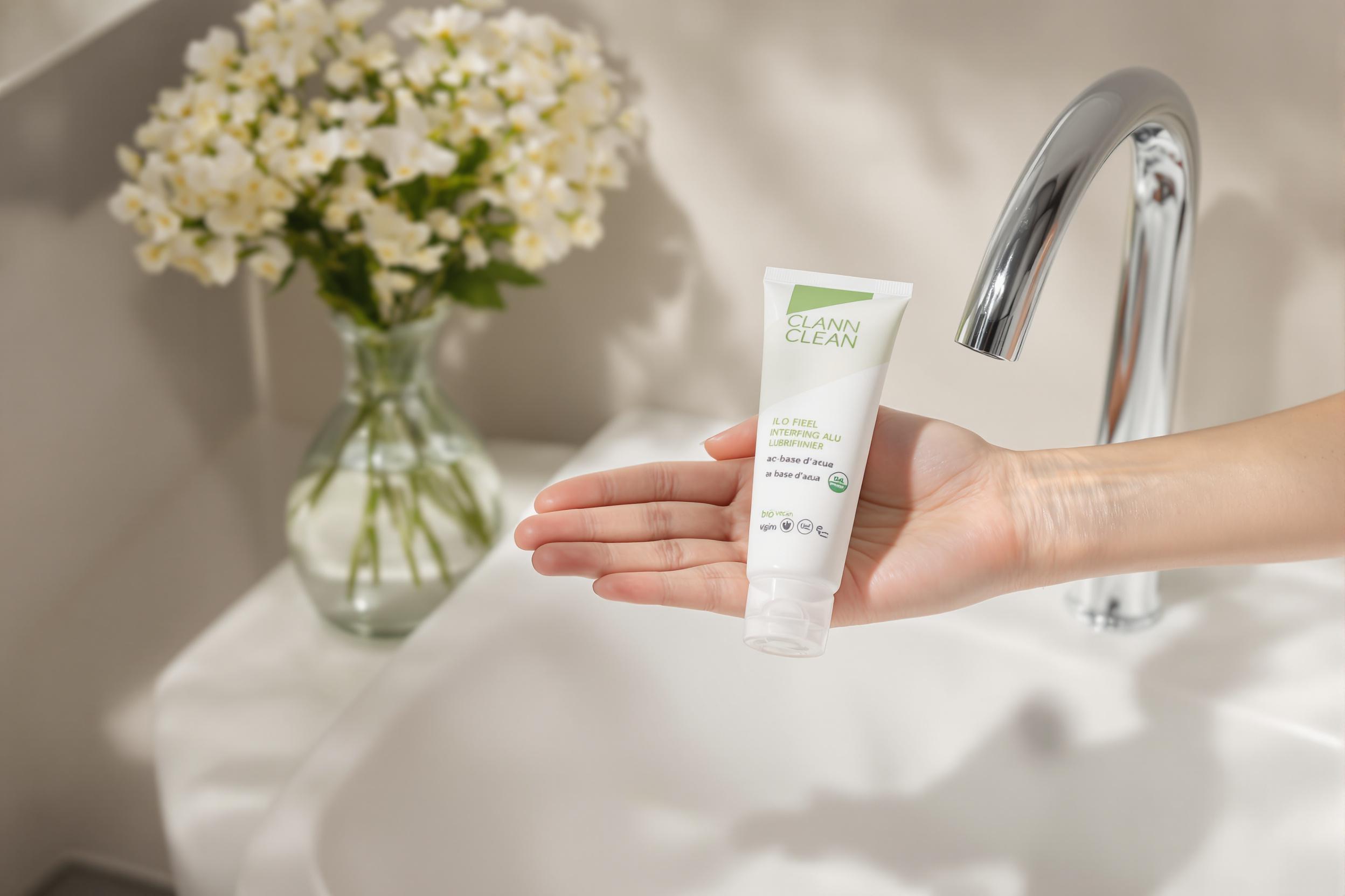 Application d’un gel lubrifiant à base d’eau sur la main