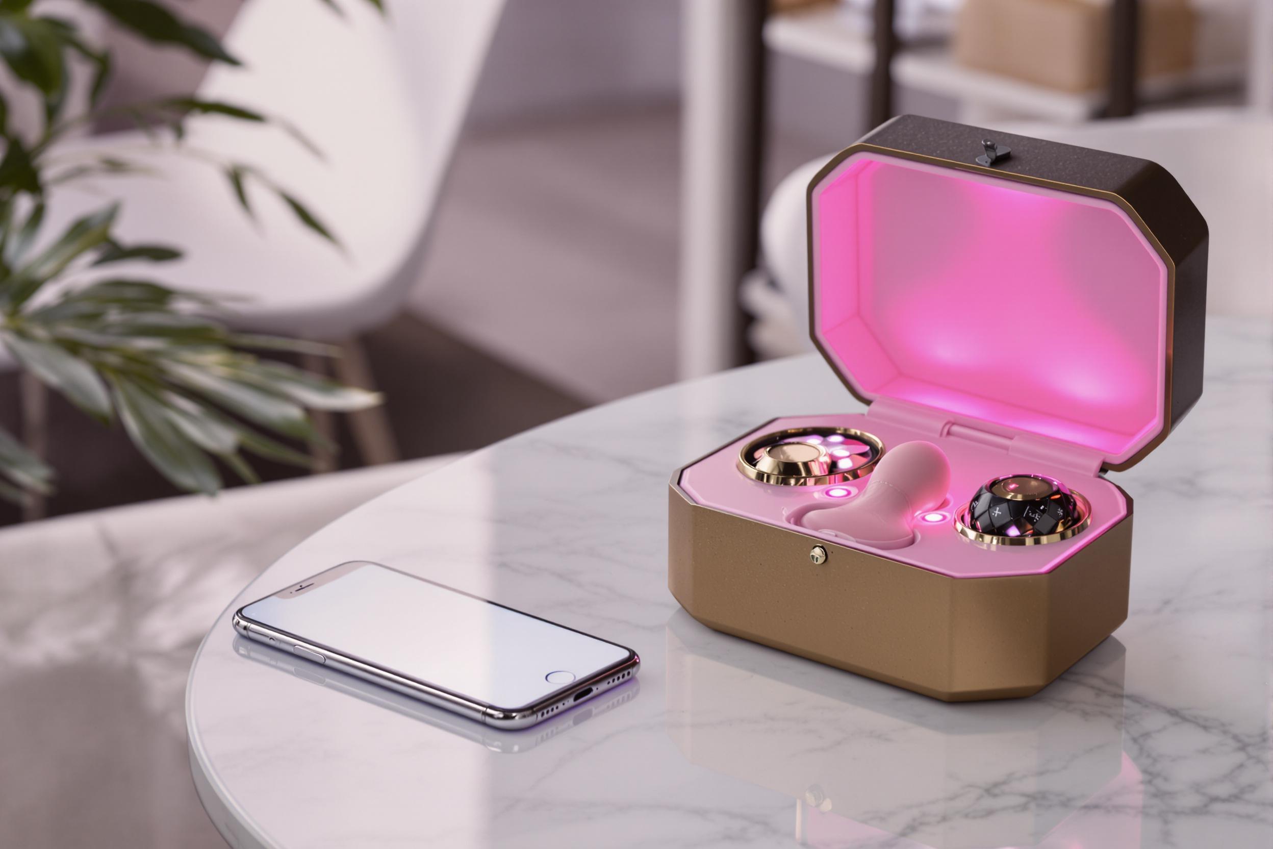 Masturbateur connecté posé sur une table avec smartphone à côté